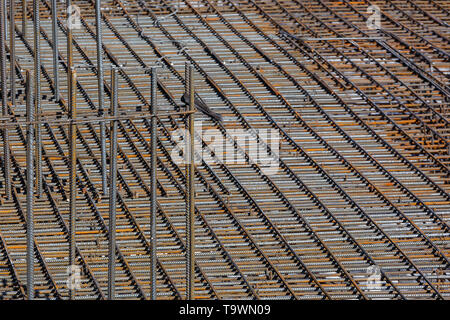 Frammento di cornice di rinforzo per il travaso del cassero di formatura del futuro edificio. Foto Stock