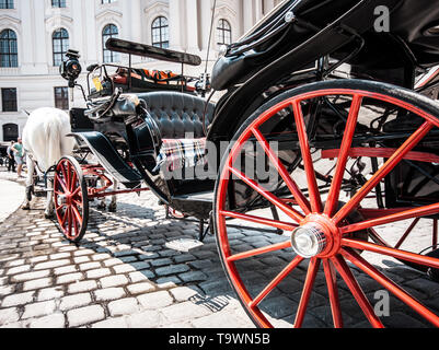 Tradizionale carrozza trainata da cavalli al famoso Palazzo di Hofburg di Vienna in Austria Foto Stock