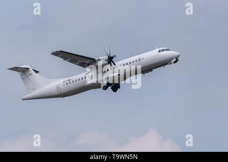 Stobart Air ATR 72 -600 aereo di linea a turboelica decolla dall'aeroporto Southend di Londra, Essex, Regno Unito. Operando la rotta Flybe Foto Stock