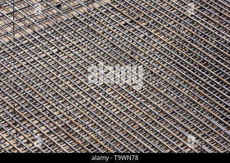 Frammento di cornice di rinforzo per il travaso del cassero di formatura del futuro edificio. Foto Stock