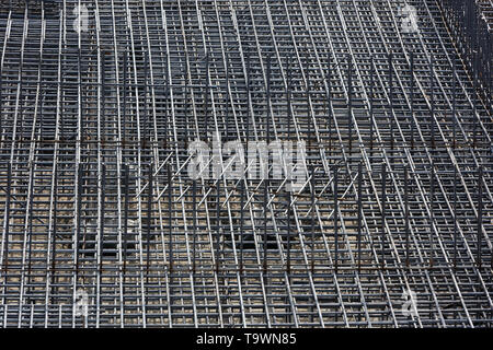 Frammento di cornice di rinforzo per il travaso del cassero di formatura del futuro edificio. Foto Stock