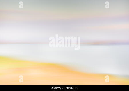 Natura astratta sfondo sfocato - Cielo di tramonto, viola le nuvole, montagne, oceano e Riva Foto Stock