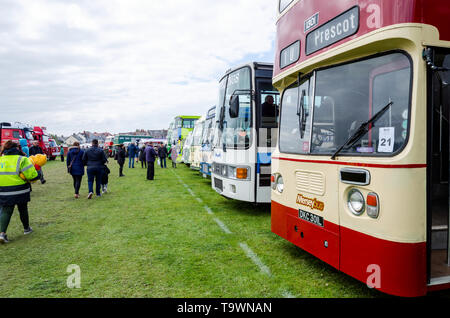 Llandudno, Regno Unito - 5 Maggio 2019: i visitatori a Llandudno Festival di trasporto 2019 godetevi il display e mostre. Il Llantransfest è tenuto in conjuncti Foto Stock