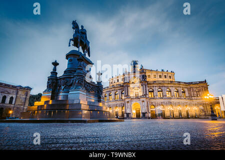 Classic vista crepuscolo della famosa Semperoper di Dresda illuminato nel bellissimo crepuscolo serale con drammatica cielo durante ore Blu al tramonto, Sassonia, Germa Foto Stock