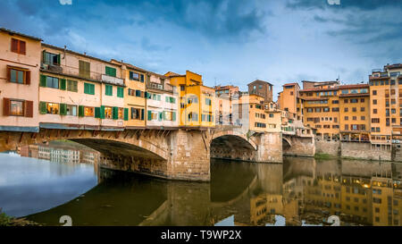 Ponte Vecchio Ponte sul fiume Arno a Firenze, Italia Foto Stock