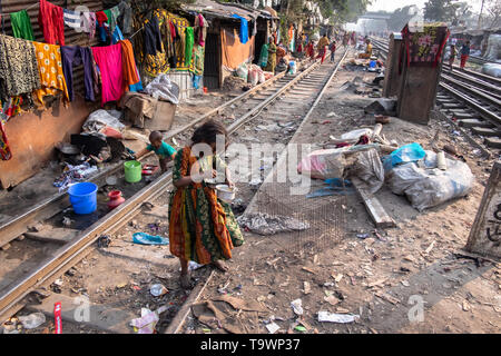 I bambini sono visti come essi svolgono in ferroviaria slum di Dacca in Bangladesh. Foto Stock