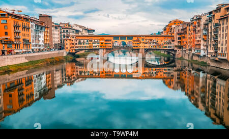 Ponte Vecchio Ponte sul fiume Arno a Firenze, Italia Foto Stock