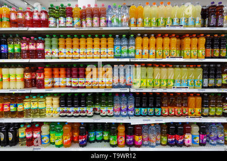 Soda, sciroppo e di succhi di frutta in un negozio Foto Stock