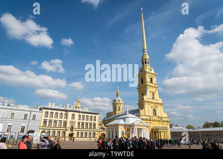 Saint Petersburg, Russia - Maggio 2019: Pietro e Paolo Cattedrale nella Fortezza di Pietro e Paolo con i turisti a piedi lungo a San Pietroburgo, Russia Foto Stock