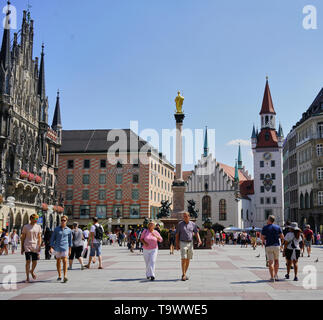 Tourist fuori Rathaus a Monaco di Baviera la Marienplatz di München Foto Stock