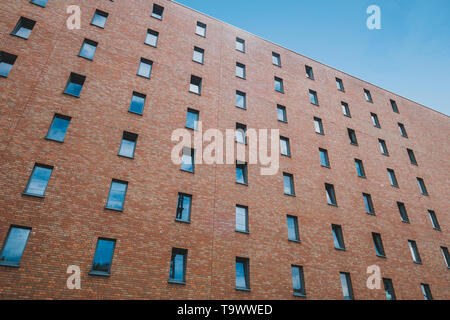 Windows su un edificio di mattoni facciata del blocco di appartamenti - Foto Stock