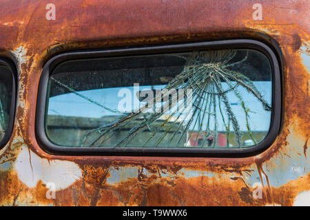 Il vecchio camioncino vetri posteriori in Dave Carrello vecchia collezione di salvataggio in Sprague, nello Stato di Washington, USA [alcuna proprietà di rilascio: disponibile solo per editori Foto Stock