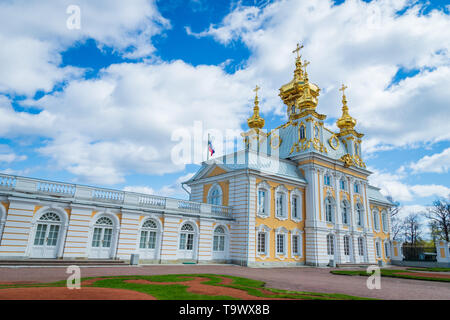 La chiesa di Pietro e Paolo nella Grand Peterhof Palace, giardino superiore. Il Peterhof Palace è molto popolare per visite turistiche. Foto Stock