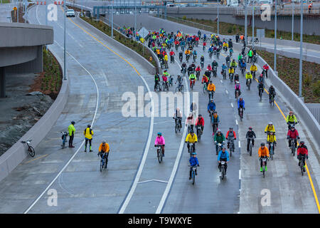 Noleggio riders tour Il recentemente completato highway 99 tunnel che passa sotto la città di Seattle, WA, Stati Uniti d'America. Foto Stock