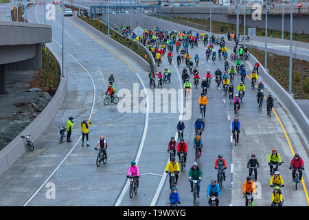 Noleggio riders tour Il recentemente completato highway 99 tunnel che passa sotto la città di Seattle, WA, Stati Uniti d'America. Foto Stock