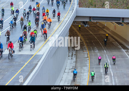 Noleggio riders tour Il recentemente completato highway 99 tunnel che passa sotto la città di Seattle, WA, Stati Uniti d'America. Foto Stock