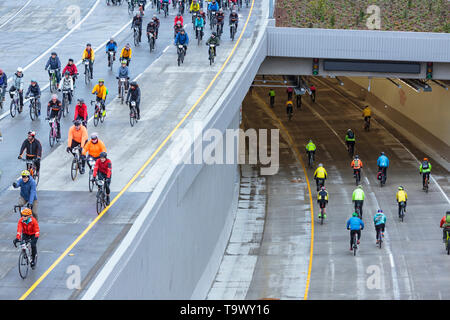 Noleggio riders tour Il recentemente completato highway 99 tunnel che passa sotto la città di Seattle, WA, Stati Uniti d'America. Foto Stock