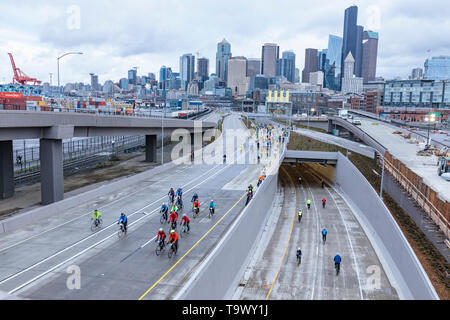 Noleggio riders tour Il recentemente completato highway 99 tunnel che passa sotto la città di Seattle, WA, Stati Uniti d'America. Foto Stock