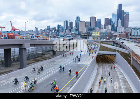 Noleggio riders tour Il recentemente completato highway 99 tunnel che passa sotto la città di Seattle, WA, Stati Uniti d'America. Foto Stock