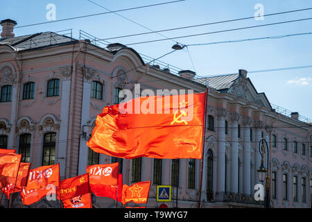 San Pietroburgo - Maggio 2019: Partito comunista della Federazione Russa bandiera in parata politico in Russia. Foto Stock