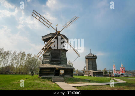 Suzdal, Russia - Maggio 2019: di legno edifici tradizionali nel museo di architettura in legno a Suzdal, Russia. Suzdal è un anello d'oro città Foto Stock