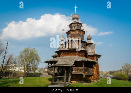 Suzdal, Russia - Maggio 2019: di legno edifici tradizionali nel museo di architettura in legno a Suzdal, Russia. Suzdal è un anello d'oro città Foto Stock