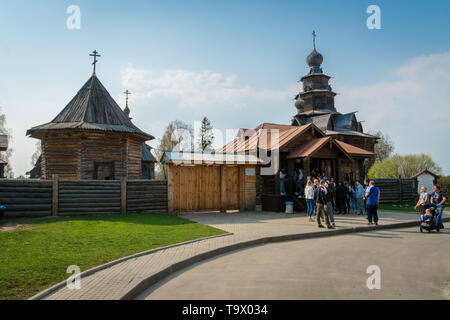 Suzdal, Russia - Maggio 2019: di legno edifici tradizionali nel museo di architettura in legno a Suzdal, Russia. Suzdal è un anello d'oro città Foto Stock