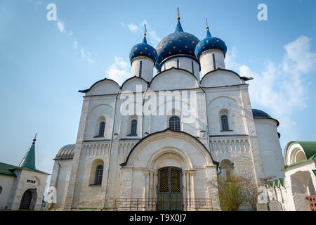 Suzdal, Russia - Maggio 2019: Kremin architettura a Suzdal, Russia. -La Cattedrale della Natività della Vergine, la chiesa ortodossa è un popolare vista. Foto Stock