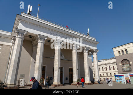 Mosca, Russia - aprile 2019: Kurskaya la stazione della metropolitana di Architettura di Mosca, Russia. La metropolitana di Mosca è un sistema di transito rapido che serve a Mosca, Russia. Foto Stock