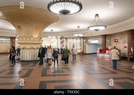 Mosca, Russia - aprile 2019: Passeggeri presso la stazione della metropolitana di Mosca, Russia. La metropolitana di Mosca è un sistema di transito rapido che serve a Mosca, Russia Foto Stock