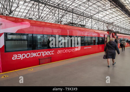 Mosca, Russia - Maggio 2019: treno Aeroexpress presso la piattaforma di Mosca Sheremetyevo airport station. Aeroexpress Ltd è l'operatore Foto Stock