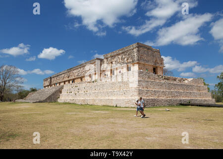 Uxmal Messico - rovine Maya - il Palazzo dei governatori che mostra lo stile Puuc architettura; Uxmal sito patrimonio mondiale dell'UNESCO, Yucatan Messico America Latina Foto Stock