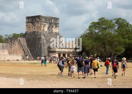 Chichen Itza, Messico le antiche rovine maya - sito patrimonio mondiale dell'UNESCO; i visitatori diretti alla grande palla, Chichen Itza, Yucatan, Messico Foto Stock