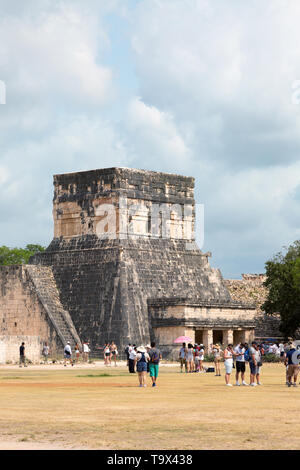 Chichen Itza, Messico le antiche rovine maya - sito patrimonio mondiale dell'UNESCO; i visitatori diretti alla grande palla, Chichen Itza, Yucatan, Messico Foto Stock