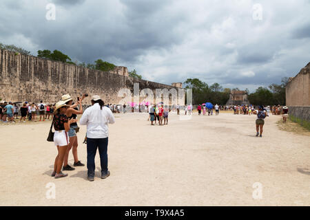 I turisti a Chichen Itza palla o palla di gioco - la più grande nel mondo Maya; Chichen Itza rovine maya, Yucatan Messico America Latina Foto Stock