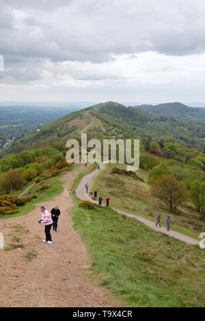 Malvern Hills - persone che camminano nella Malvern Hills, siti di particolare interesse scientifico, Malvern, Worcestershire Inghilterra REGNO UNITO Foto Stock