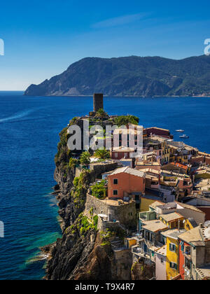 Vista locale villaggio di pescatori Vernazza, patrimonio culturale mondiale dell UNESCO, Cinque Terre, Rivera Tu il Levante, provincia di La Spezia, Liguria, Italia, Europa Foto Stock