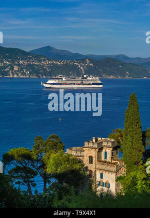 La guida trasversale della nave di costellazione di celebrità e il Museo del Castello Brown a Portofino, Provincia Genova, Riviera Tu il Levante, Liguria, Italia, Europ Foto Stock