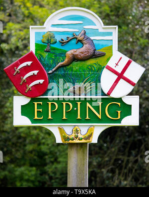 Essex, Regno Unito - 18 Maggio 2019: Una splendidamente scolpito posto-sign in città mercato di Epping Essex. Foto Stock