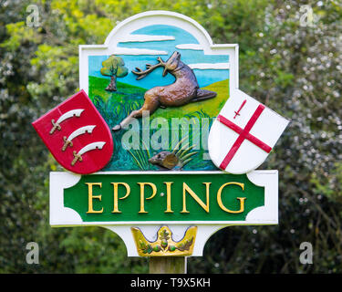 Essex, Regno Unito - 18 Maggio 2019: Una splendidamente scolpito posto-sign in città mercato di Epping Essex. Foto Stock