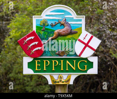 Essex, Regno Unito - 18 Maggio 2019: Una splendidamente scolpito posto-sign in città mercato di Epping Essex. Foto Stock