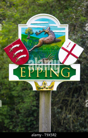 Essex, Regno Unito - 18 Maggio 2019: Una splendidamente scolpito posto-sign in città mercato di Epping Essex. Foto Stock