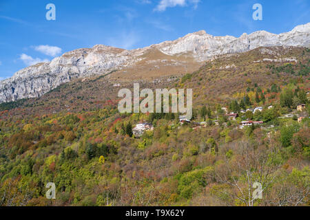 Paesaggio autunnale ligure parte montagne delle Alpi Italiane Foto Stock