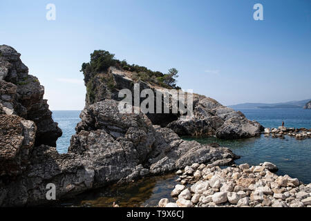 Bellissima costa adriatica, isola di San Nicola, Budva, Montenegro Foto Stock