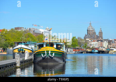 Chiatte olandesi ormeggiato a Oosterdok, Amsterdam, Paesi Bassi Foto Stock