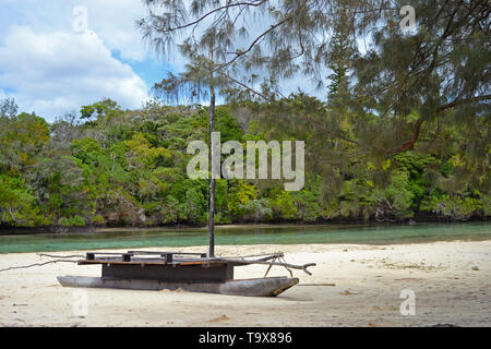 Una piroga Kanak, tipica imbarcazione da Kanak indigeni della Nuova Caledonia, Isola dei Pini, Nuova Caledonia, Sud Pacifico Foto Stock