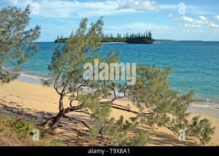 Vista delle isole Duroc e avventura dal Koueney beach, Isola dei Pini, Nuova Caledonia, Sud Pacifico Foto Stock