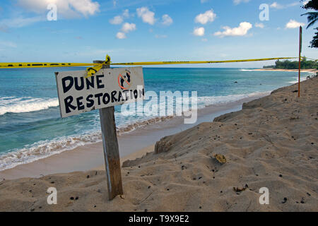 Spiaggia di grave erosione in Ehukai Beach o Banzai Pipeline, North Shore di Oahu, Hawaii, STATI UNITI D'AMERICA Foto Stock