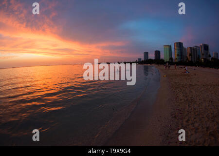 Tramonto sull'Ala Moana Beach, Honolulu Oahu, Hawaii, STATI UNITI D'AMERICA Foto Stock