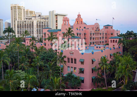 Il Royal Hawaiian Hotel, un beachfront resort di lusso nella famosa Waikiki, Oahu, Hawaii, STATI UNITI D'AMERICA Foto Stock